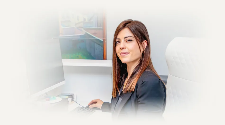 Profesional de Muñoz Abogados atendiendo un expediente desde su puesto de trabajo