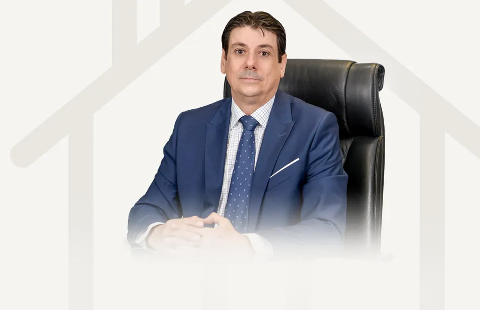 Antonio Muñoz, abogado titular de Muñoz Abogados, sentado en su despacho