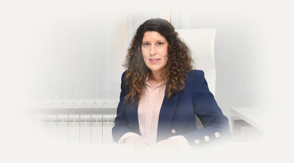 Abogada de Muñoz Abogados sentada en su puesto de trabajo en el despacho